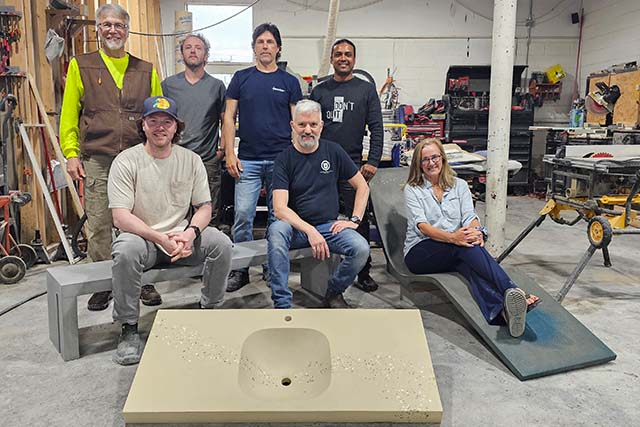 class-photo-ultimate-concrete-countertop-training-in-mold